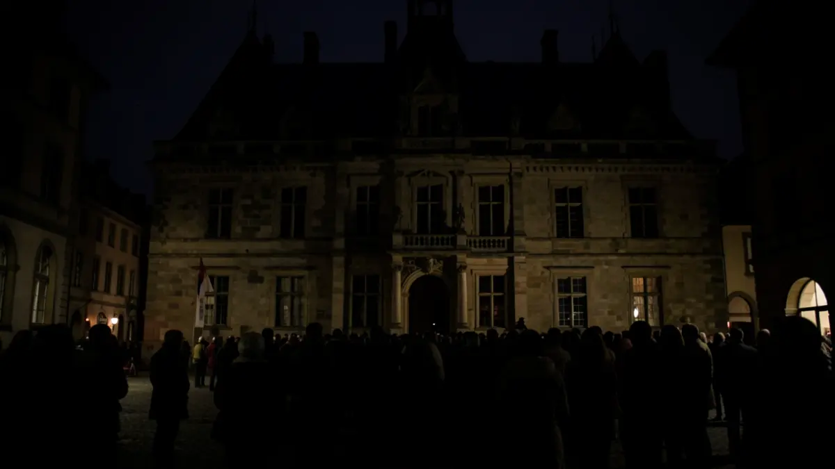 Image générique d'un bâtiment communal plongé dans l'obscurité pour la Nuit de l'Obscurité.